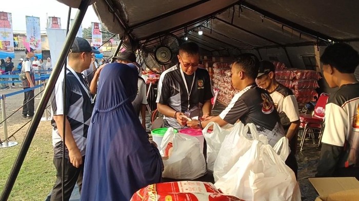 Antusiasme Warga Kemayoran Serbu Sembako di Pasar Murah Polres Jakpus