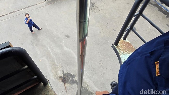 Momen Warga Bekasi Jajal Tiang Luncur Damkar Viral, Tegang tapi Seru