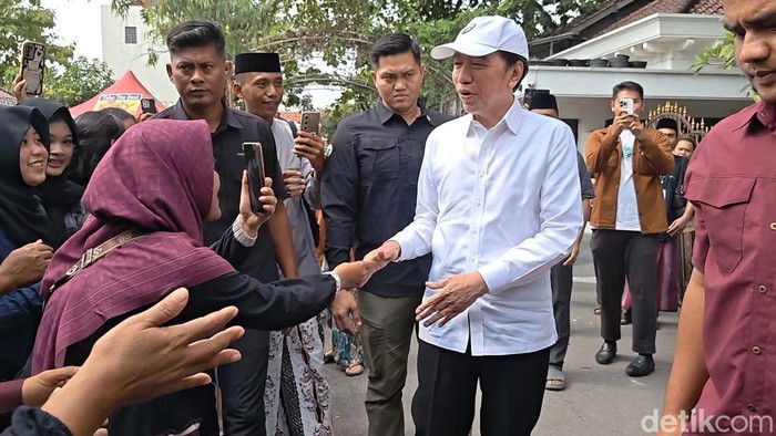 Jokowi Sapa Rombongan Asal Lampung di Rumah Pribadinya: Jumat Saya Kunjungi Kalian