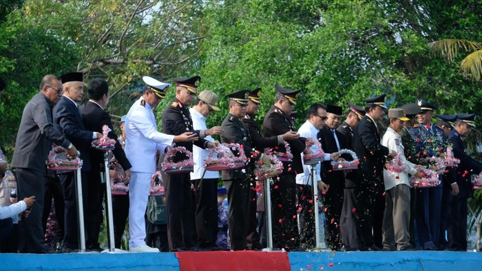 Polda Banten Gelar Prosesi Tabur Bunga di Selat Sunda Peringati Hari Bhayangkara Ke-80
