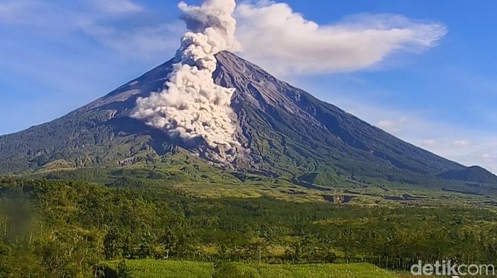 Gunung Semeru Kembali Erupsi Dua Kali Pagi Ini, Kolom Abu Capai 1.200 Meter