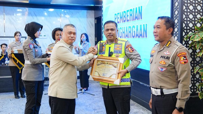 Korlantas Terima Penghargaan Menhub atas Sukses Pengamanan Angkutan Lebaran 2026