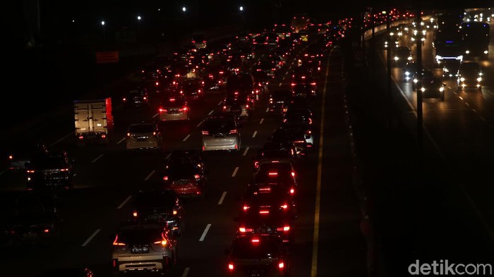 Tol Cikampek Arah Jakarta Macet Malam Ini Imbas Kecelakaan 3 Truk
