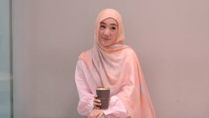 Bukan Tanda Tangan, Cuma Isyarat – Larissa Chou Pilih Damai Hadapi Komentar Publik Soal Perceraian