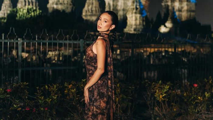 Penampilan Memukau NIKI di Candi Prambanan