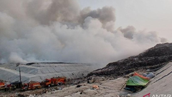 Ratusan Warga Terjangkit ISPA Imbas Asap Kebakaran TPA Jatiwaringin