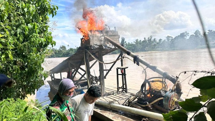 Polsek Cerenti Gencarkan Operasi Penertiban PETI, 12 Rakit Dompeng di Sungai Kuantan Dimusnahkan