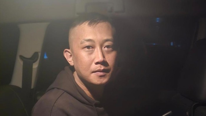 Tampang Baru Taufik Hidayat Usai Diringkus Polisi, Rambut Plontos Beda Jauh dari Foto DPO