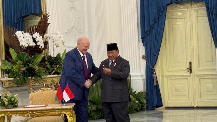 Momen Prabowo Kaget Saat Presiden Belarus Beri Pulpen Usai Isi Buku Tamu