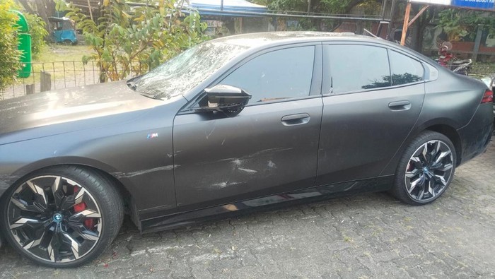 Potret BMW Listrik Ringsek Setelah Tabrak Motor dan Dirusak Warga di Meruya Selatan