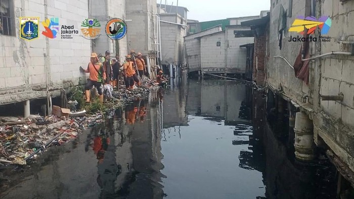 Kali Gendong Kembali Bersih, DLH DKI Rampungkan Pembersihan Timbunan Sampah dalam Lima Hari