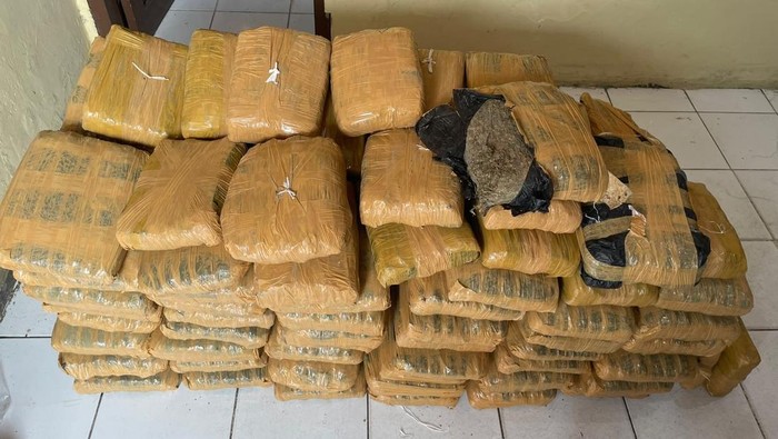 Kecelakaan Mobil vs Truk di Taput Bikin Pengiriman 112 Kg Ganja Terbongkar
