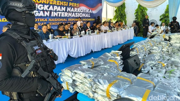 BNN Bongkar Jaringan Narkoba Raksasa di Gresik, 3,37 Ton Cannabis Buds Disita dan 12 Orang Diamankan