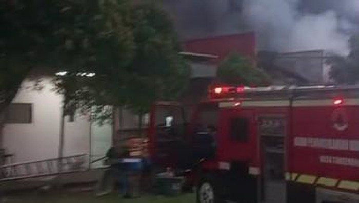 Kebakaran Pabrik Sandal di Tangerang Belum Padam, 9 Jam Petugas Berjibaku dengan Material Karet