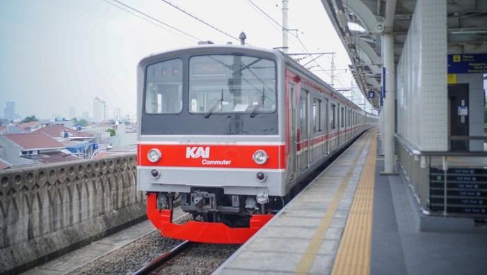 Motor Tertabrak Kereta Bandara, Perjalanan KRL Bekasi-Cikarang Terganggu