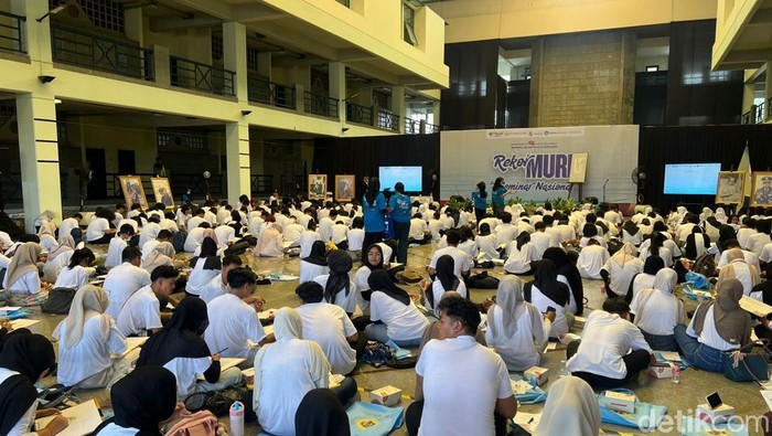 Universitas Trilogi Pecahkan Rekor MURI Membuat Sketsa Soeharto Terbanyak