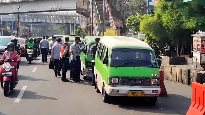 ANGKOT TUA BERKARAT DAN KACA PECAH MASIH NGE-TEM DI BOGOR, 14 UNIT DISITA PETUGAS