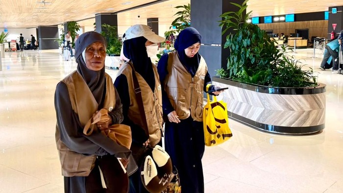 Andre Rosiade Berangkatkan Penarik Becak Sampah Umrah ke Tanah Suci