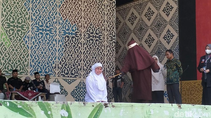 Sejoli di Banda Aceh Dijatuhi Hukuman Cambuk 21 Kali Akibat Perbuatan Mesum Saat Siaran Langsung TikTok