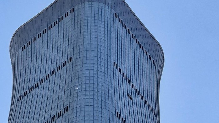 Pesawat Tabrak Gedung Tertinggi di Beijing, Pilot Tewas-13 Orang Luka