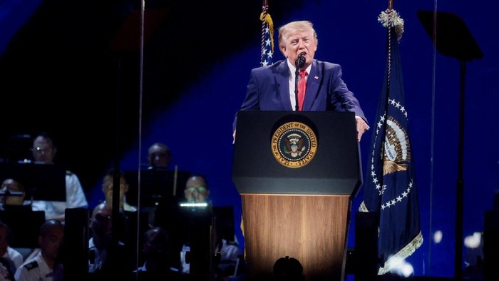 WASHINGTON DC — Presiden Amerika Serikat Donald Trump melontarkan ejekan tajam terhadap ajaran komunisme dalam pidato peringatan Hari Kemerdekaan AS ke-250. Di hadapan puluhan ribu pendukung yang memadati National Mall, Trump dengan lantang menyatakan bahwa ideologi tersebut tidak akan pernah mendapat tempat di negaranya.