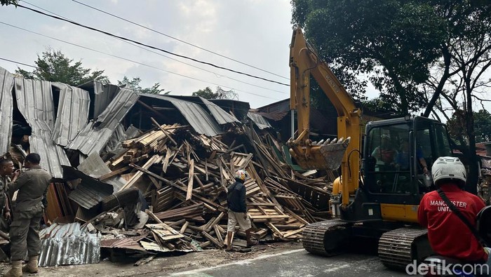Penertiban Bangunan Liar di Jalan Juanda Depok Sebabkan Kemacetan Panjang