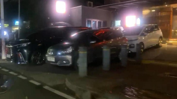 Sabtu Malam, Dishub DKI Derek 2 Mobil dan Cabut Pentil 2 Mobil Parkir Liar di Senopati
