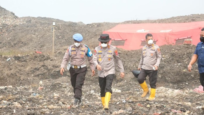 Polisi Patroli Jaga Rumah Sekitar TPA Jatiwaringin yang Ditinggal Evakuasi