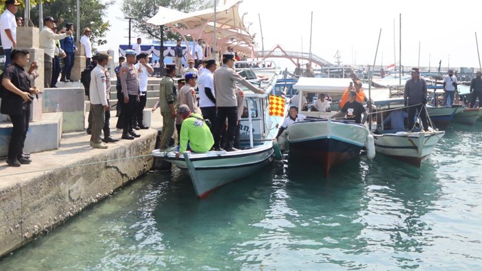 Polres Kepulauan Seribu Gelar Lomba Mancing dan Balap Kapal Nelayan Sambut Hari Bhayangkara ke-80