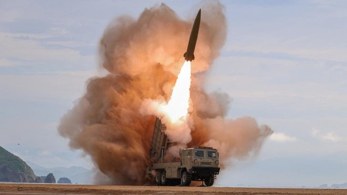 Kim Jong Un Tinjau Langsung Uji Coba Senjata Baru yang Ancam Jantung Seoul