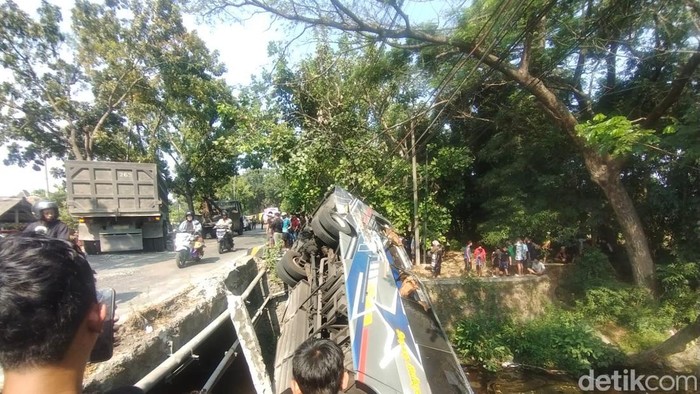 Bus Terguling dan Masuk Sungai di Baron Nganjuk, Belasan Korban Dilarikan ke RS