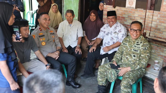 Jenderal TNI-Polri Turun ke Gang Sempit Tanah Abang, Ajak Warga Jaga Ibu Kota Tanpa Sekat Protokol