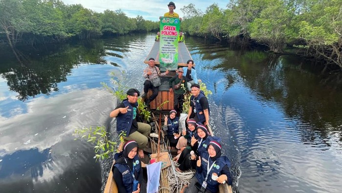 Sinergi Bhabinkamtibmas dan Mahasiswa UNRI Hijaukan Pulau Terluar Meranti demi Tangkal Abrasi