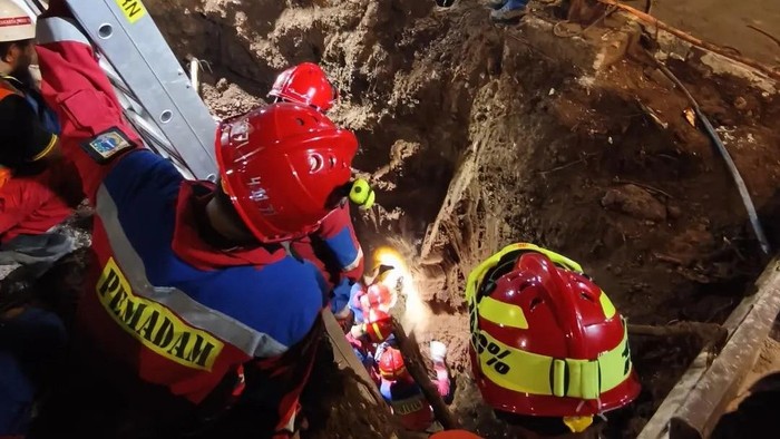 3 Jam Berjibaku, Damkar Evakuasi Bocah Jatuh ke Lubang 3,7 Meter di Jaksel