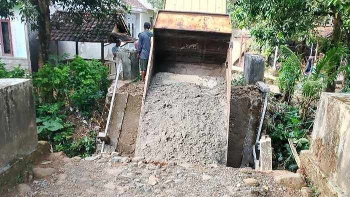 Tinjauan Langsung Pemkab Pandeglang: Jembatan Antardesa Ambruk dan Longsor di Huntap Tsunami Sumur