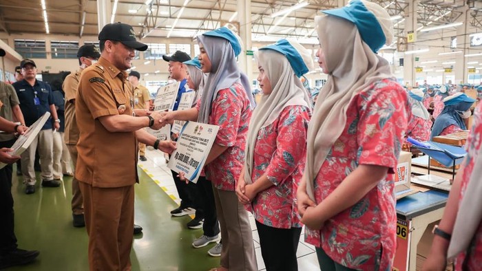 Ahmad Luthfi Salurkan BLT Cukai Tembakau Rp 51 M ke 85 Ribu Pekerja