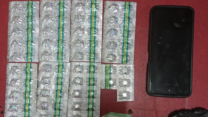Pria di Depok Diamankan Polisi Saat Transaksi COD Obat Keras, 88 Butir Tramadol Disita