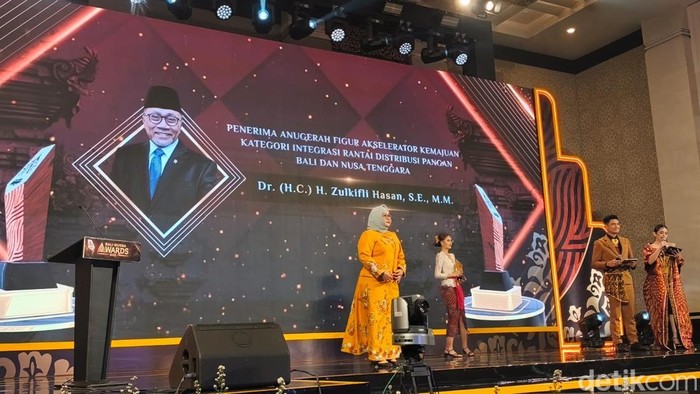 Zulkifli Hasan Terima Anugerah Integrasi Distribusi Pangan dari Beritadua.com Awards 2026