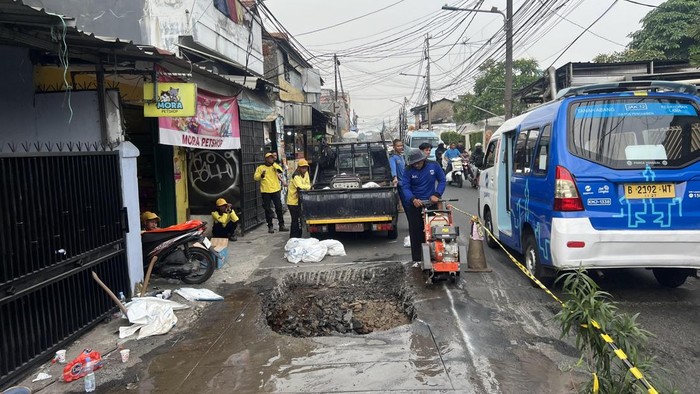 Jalan Assirot Jakarta Barat Amblas, Korosi Gorong-Gorong Tua Jadi Biang Keladi