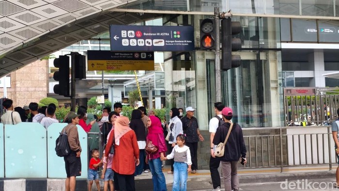 Halte Transjakarta Bundaran HI Diserbu Warga Antusias Rayakan Puncak HUT Jakarta ke-499