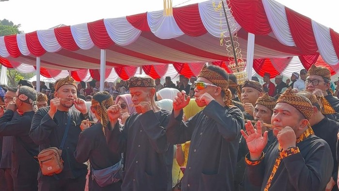 Pemerintah Kabupaten (Pemkab) Bogor sukses menggelar puncak perayaan Hari Jadi Bogor (HJB) ke-544 yang berlangsung meriah di Alun-alun Kabupaten Bogor. Kemeriahan acara ini tidak hanya menjadi ajang silaturahmi warga, namun juga menjadi catatan sejarah baru setelah media kami mencatat keberhasilan pemecahan rekor Museum Rekor Dunia-Indonesia (MURI) melalui pertunjukan seni kolosal.