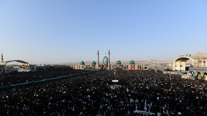 Lautan Pelayat Padati Qom Sambut Kedatangan Jenazah Pemimpin Tertinggi Iran