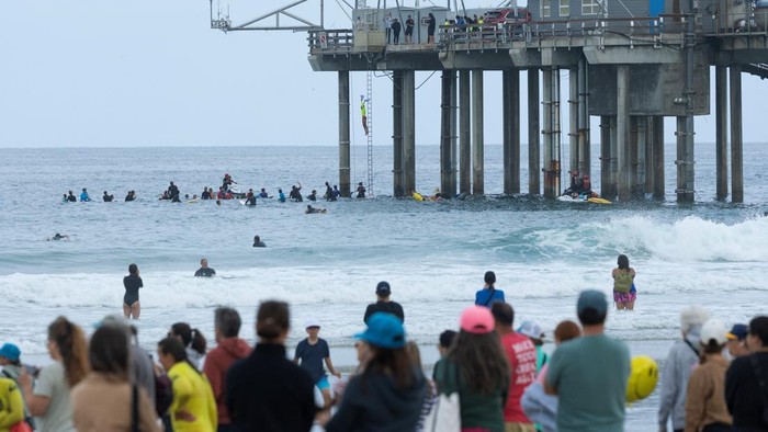 Ratusan Lifeguard Muda San Diego Terjun dari Dermaga Scripps untuk Aksi Penggalangan Dana