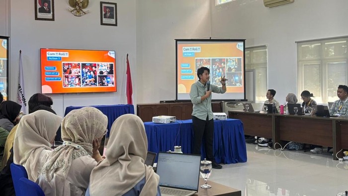 The Classroom Batch 2: Tim KLH/BPLH Asah Skill Produksi Konten Video-Grafis