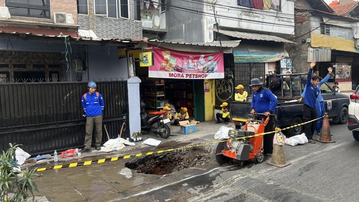 Jalan Assirot Jakarta Barat Amblas Sedalam Dua Meter, Proyek Galian Jadi Sorotan