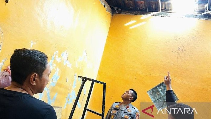Maling Jebol Genteng Rumah Warga di Karawang, Kepergok Lalu Diamuk Massa