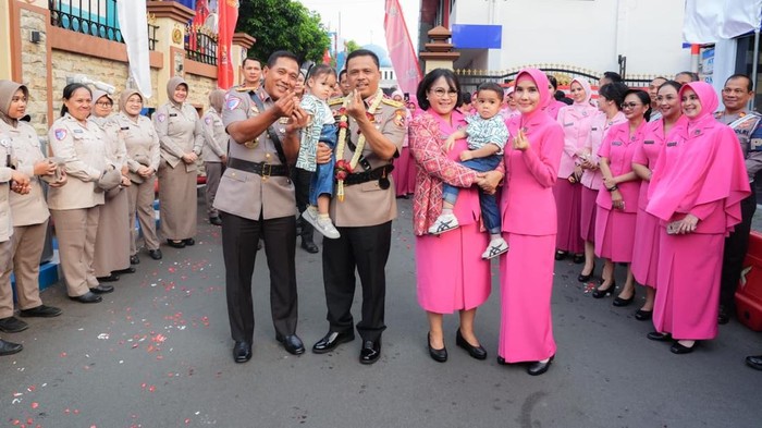 Suasana haru dan kehangatan menyelimuti Lapangan NTMC Polri, Jakarta, pada Sabtu (4/7/2026), saat Korps Lalu Lintas (Korlantas) Polri menggelar upacara serah terima jabatan (sertijab) Kepala Korlantas dari Irjen Pol. Agus Suryonugroho kepada penggantinya, Irjen Pol. Wibowo. Acara yang berlangsung khidmat tersebut tak hanya diwarnai oleh prosesi militer yang disiplin, tetapi juga oleh momen emosional yang mencuri perhatian para hadirin.