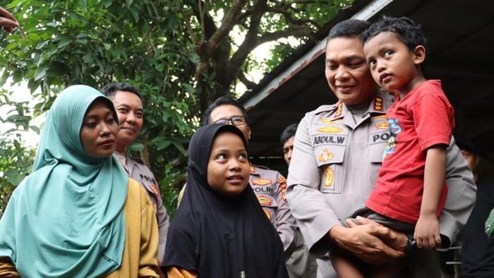 Kapolres Depok Turun Langsung Beri Bantuan untuk Novi, Bocah Pengamen yang Semangat Sekolah