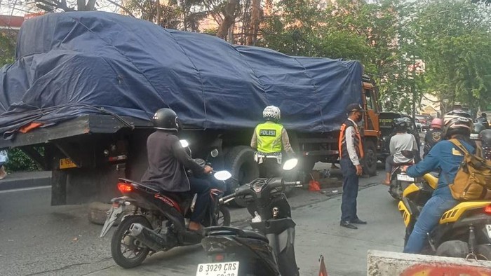 Truk Patah As Roda di Jalan Cengkareng, Jakarta Barat, Arus Lalu Lintas Tersendat Panjang