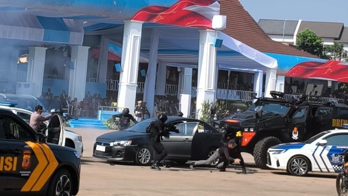 Personel Polri Unjuk Kemampuan di Depan Presiden Prabowo pada Peringatan Hari Bhayangkara ke-80